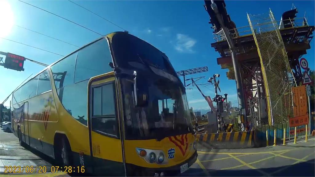 嘉義私中校車硬闖平交道 柵欄打車身網怒:別人孩子死不完