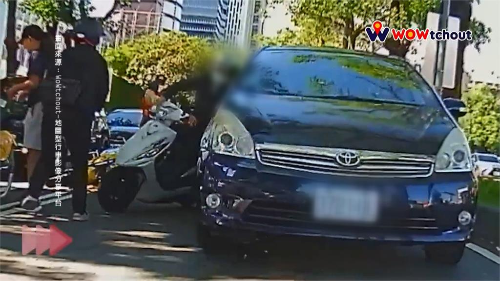 騎士路過車禍現場「比倒讚」 下一秒糗撞車倒地
