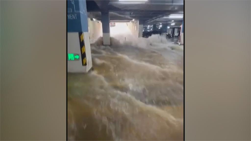 中國廣東暴雨成災！　車輛慘遭滅頂、住戶「肉身擋水」畫面曝光