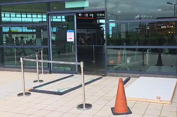 強風連颳3日！高鐵台中站玻璃門疑被吹破禁通行