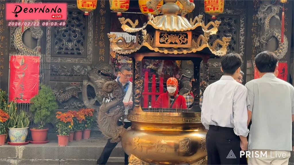 家樂福員工「挑戰選議員」開臉書！陳彥廷曬「與黃國昌牽手照」羞喊：第1次...