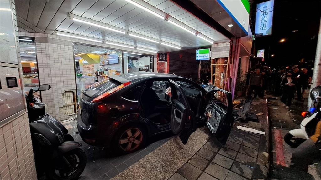 快新聞/晚間北市北投區超商騎樓遭汽車衝撞! 駕駛受傷緊急送醫