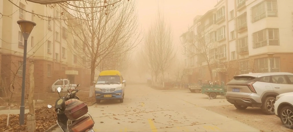 新疆出現超強沙塵暴！　滾滾「紅塵」吞沒城市　暴雪、寒潮同時夾擊