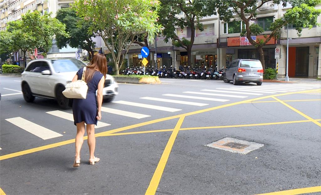 安親班老師放任學童衝斑馬線? 小黃運將險撞上急剎車