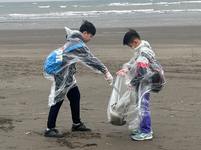 沙灘也要大掃除 鄧公國小師生淨灘「手」護海洋