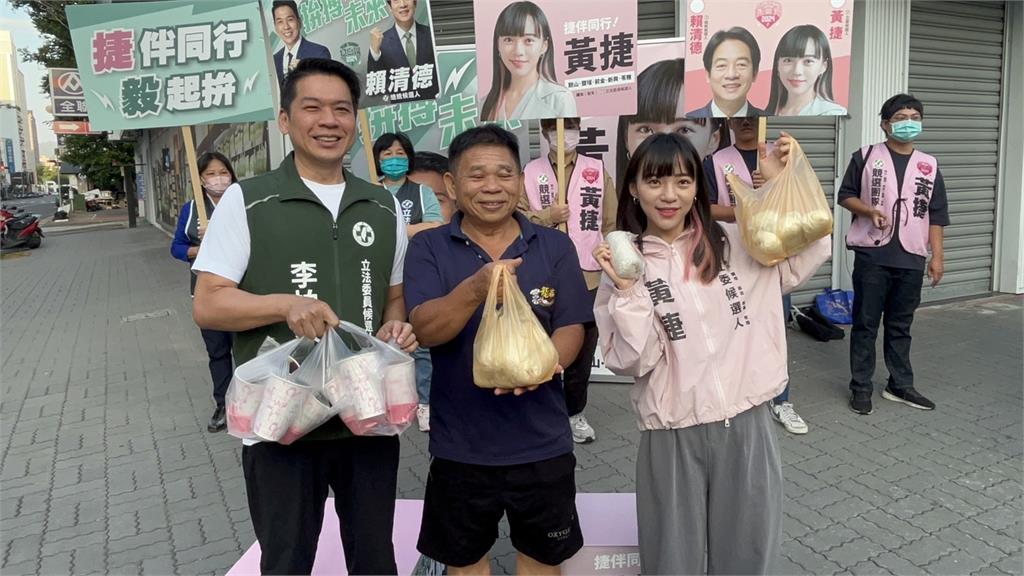 快新聞/黃捷、李柏毅合掛看板 攤商送「戴資穎愛吃的飯糰」打氣