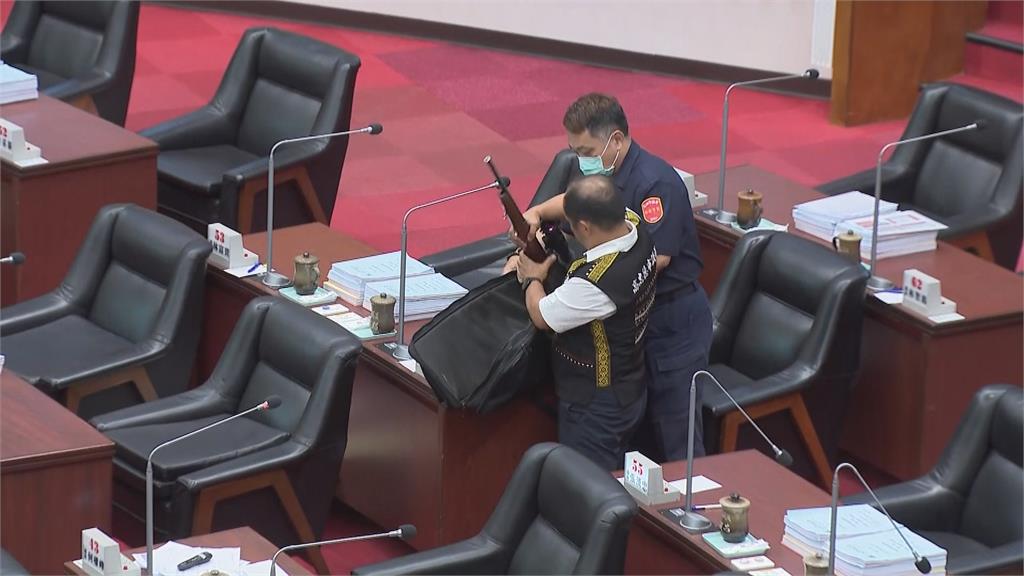 議會壂堂亮槍!質詢竟拿出獵槍 高雄市議員捍衛原民「狩獵文化」