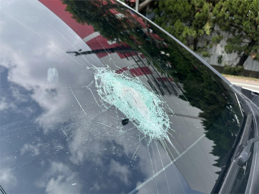 工地金屬管噴砸破行始終轎車擋風玻璃 駕駛飽受嚇壞
