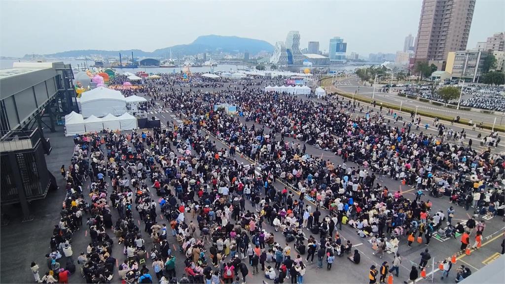 吉伊卡哇小提燈開放發送　高雄港18號碼頭排隊民眾破萬人