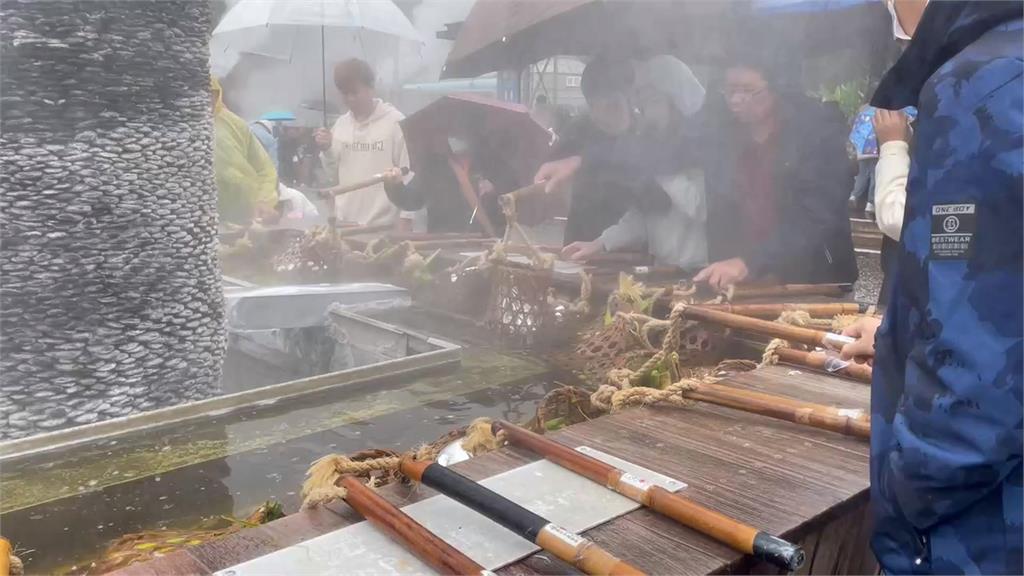 降溫有感民眾出門興致不減　地熱公園湧人潮大啖溫泉美食