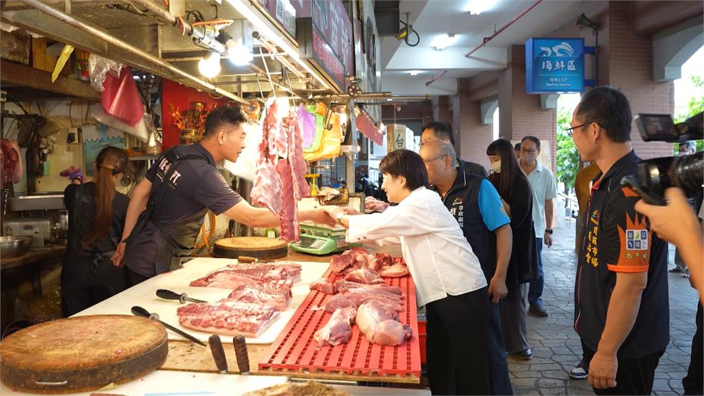 台中建國市場豬肉買氣爆棚 "買豬肉送肉鬆"促銷排長龍