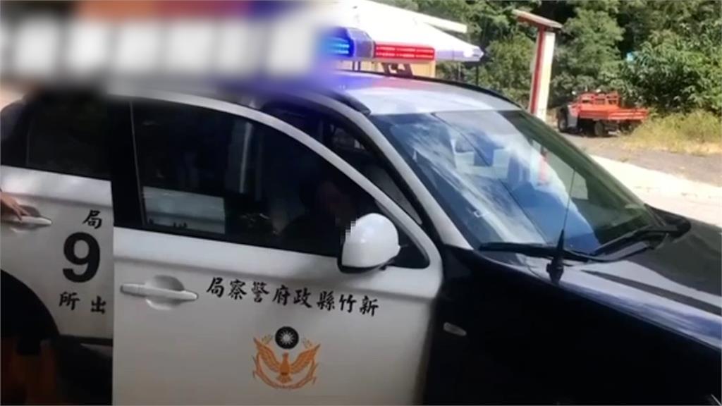 警車淪為移工玩具？任意開車門入內抽菸畫面曝　警方澄清：是當地居民