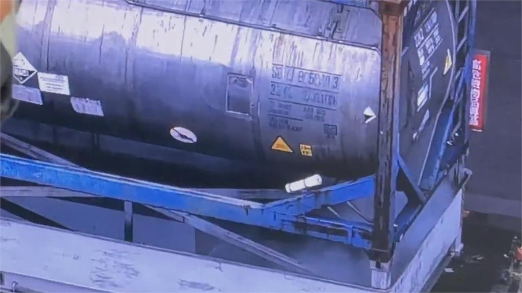 緊急封鎖碼頭！基隆港貨櫃「氯磺酸」外洩　10小時後才止漏