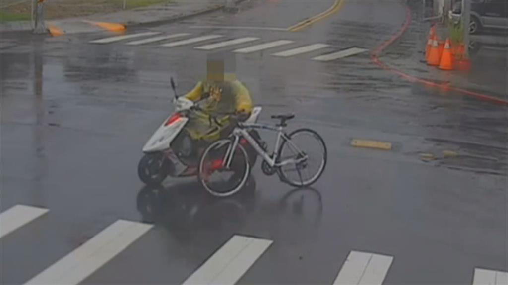 誇張!騎機車偷走6000元單車還上演特技 路人全看傻