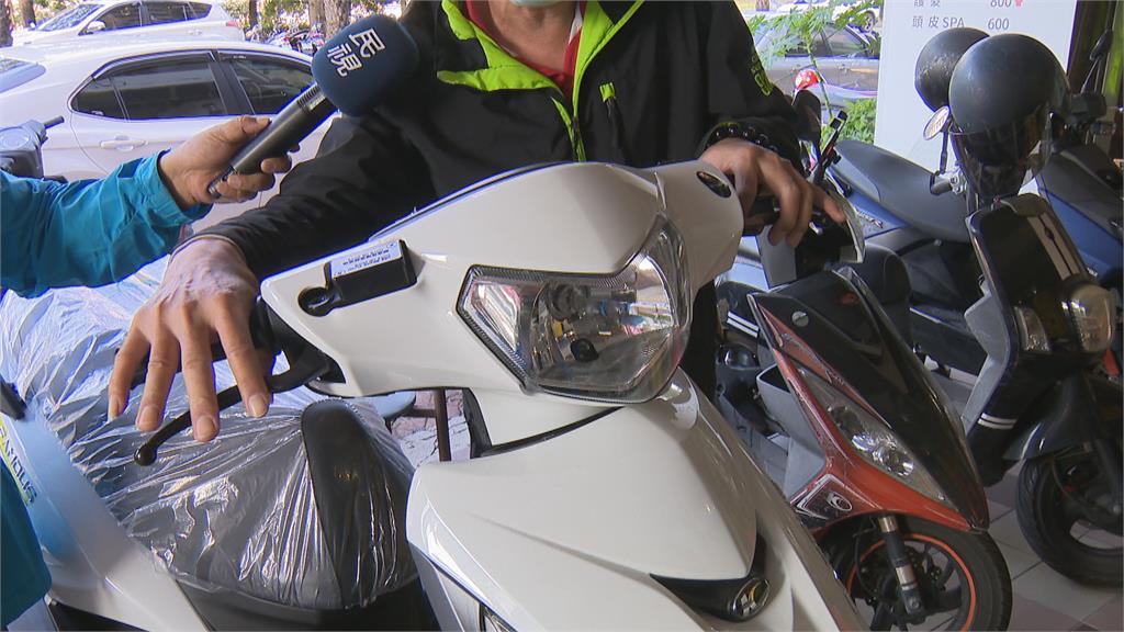 閃避匯入車道小貨車 紅牌重機急煞翻一圈倒地