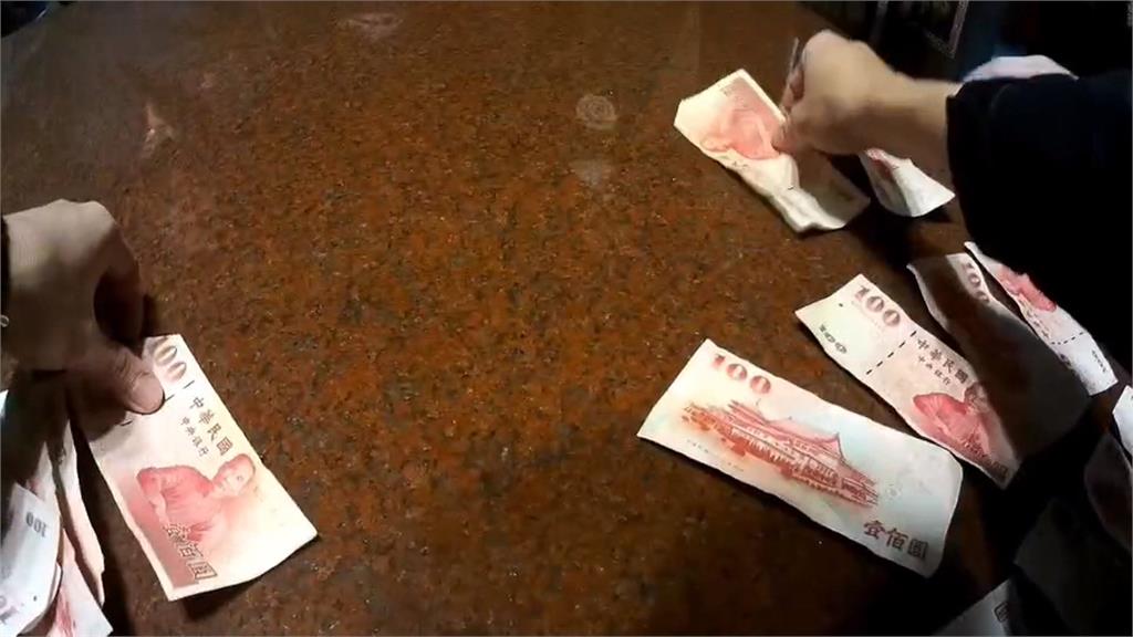 邊拜拜邊偷香油錢 竊賊自製釣竿「釣」出1800元