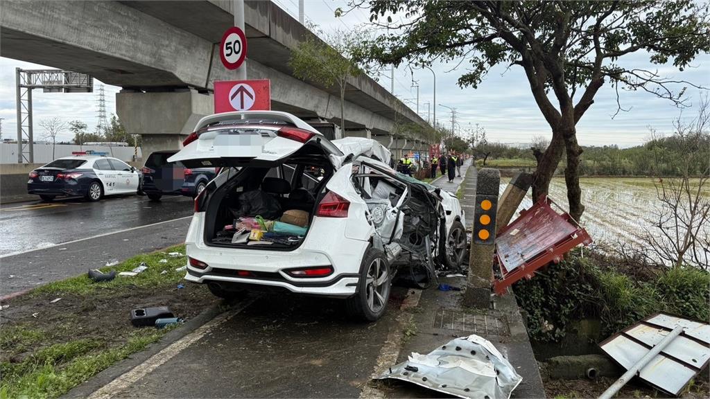 快新聞/憾!桃園楊梅「大貨車高速撞小客車」2死1重傷 駭人畫面曝光了