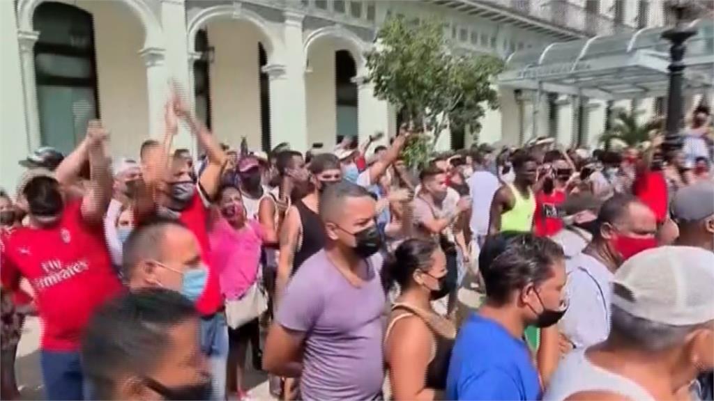 推翻共產黨！古巴爆發30年來最大反政府示威　警方強力鎮壓1死、百人被捕