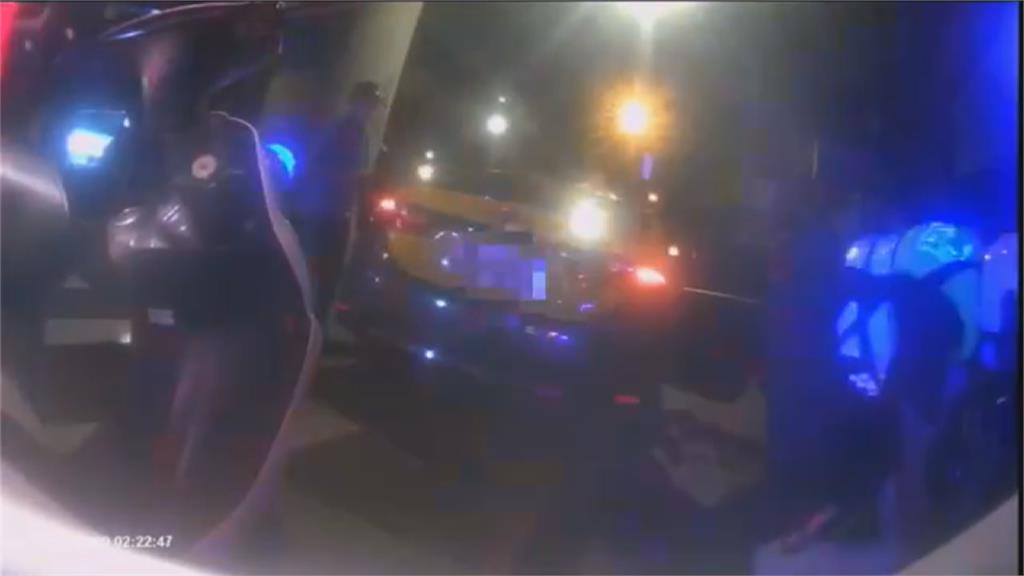 友人醉吐小黃遭收3千清潔費 男怒拍警安全帽