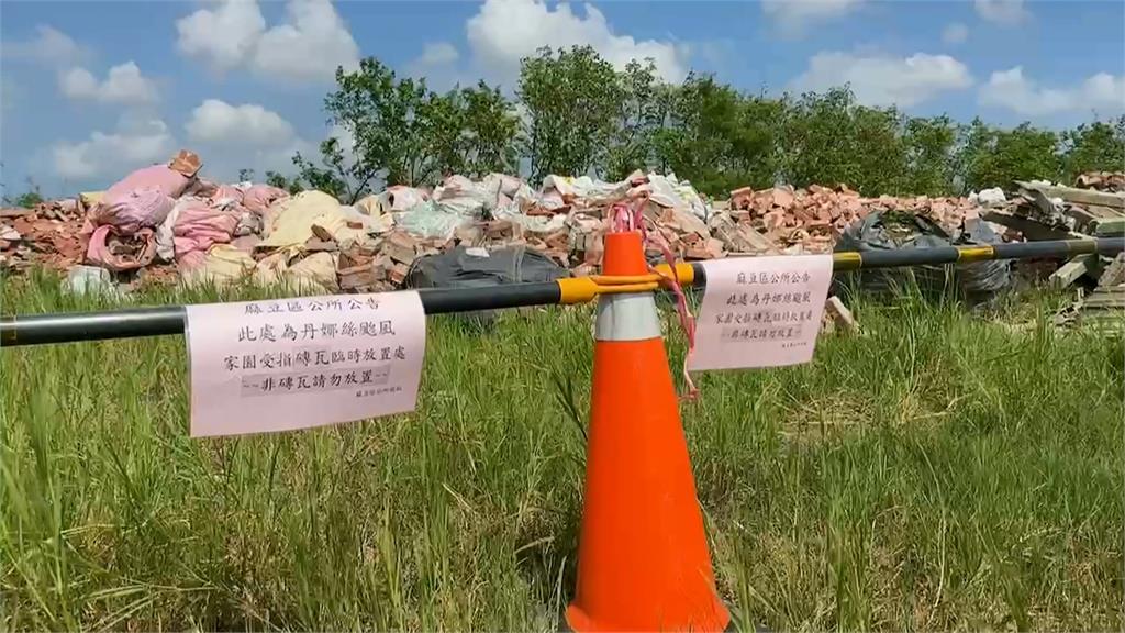 台南風災後垃圾堆置待清　「石綿瓦等有害物質」被偷倒混入