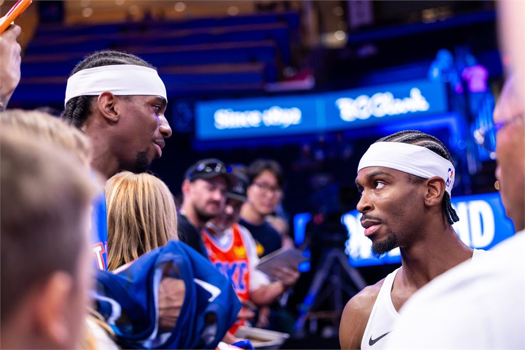 NBA(影)/當SGA遇到...SGA?雷霆一哥場邊簽名「碰分身」大方合照超親民