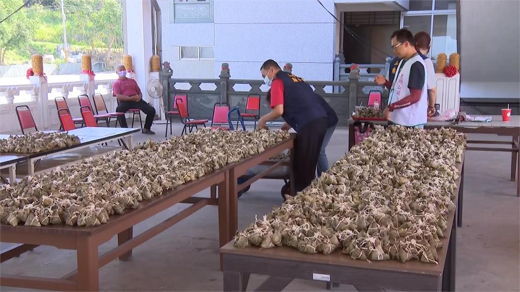東照山關帝廟贈信徒1萬顆粽子結緣 排滿整桌超壯觀