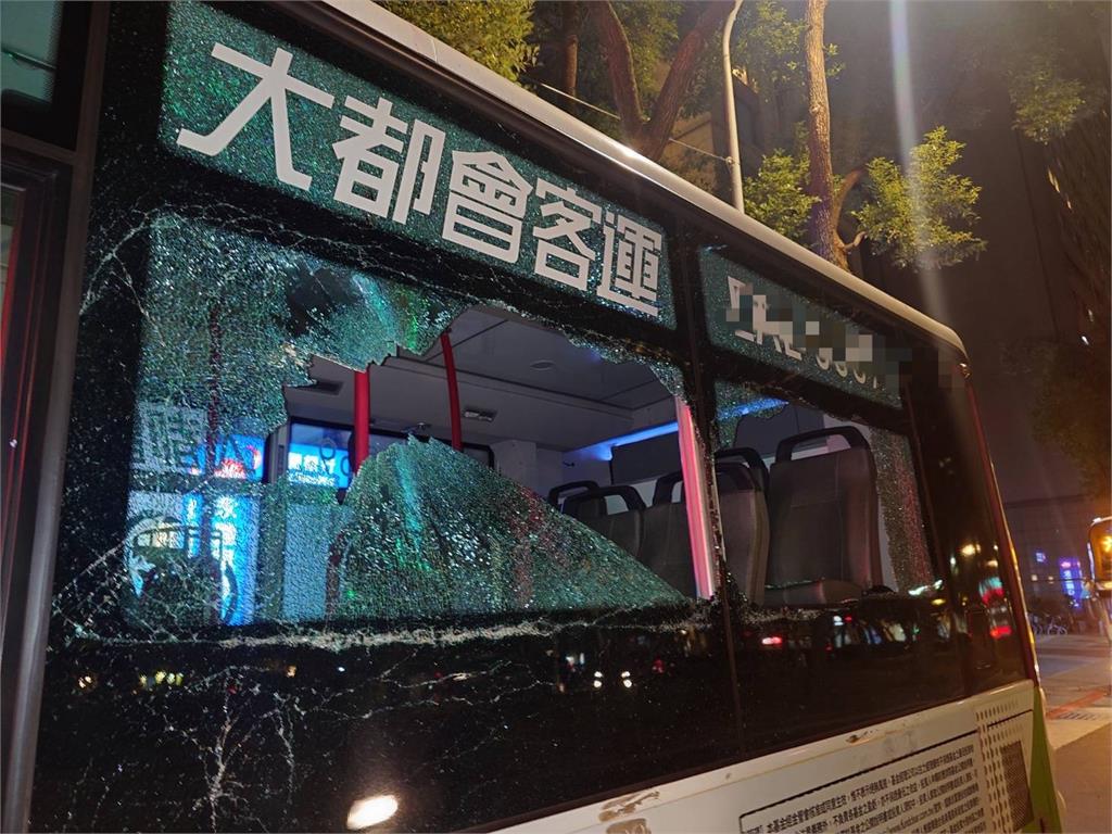 快新聞/大客車禍!北市大安敦化幹線擦撞客運 部分玻璃全碎