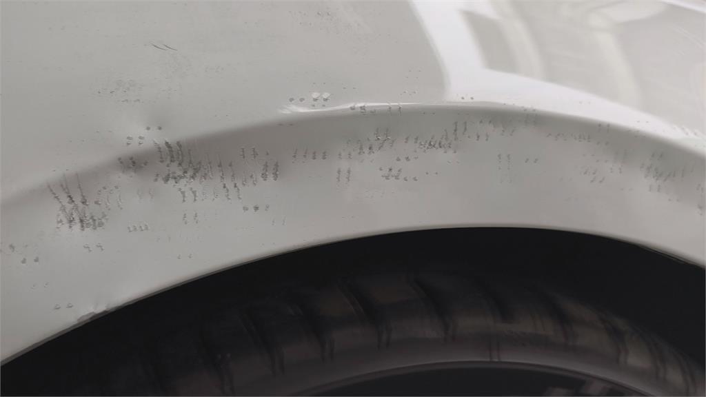 南投汽車葉子板無故遭「啃咬」　報警緝凶　罪魁禍首竟是「牠」