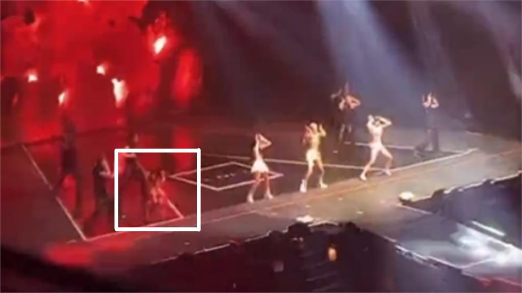 演唱會爆意外!Jennie疑耳機漏電「痛到彎腰」 5秒畫面曝光