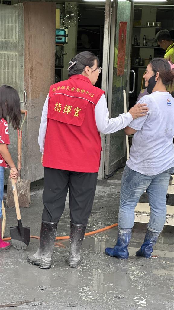 議長張峻昔挺罷傅！徐榛蔚逐戶慰問「唯獨跳過他家」心寒畫面曝：我也是災民