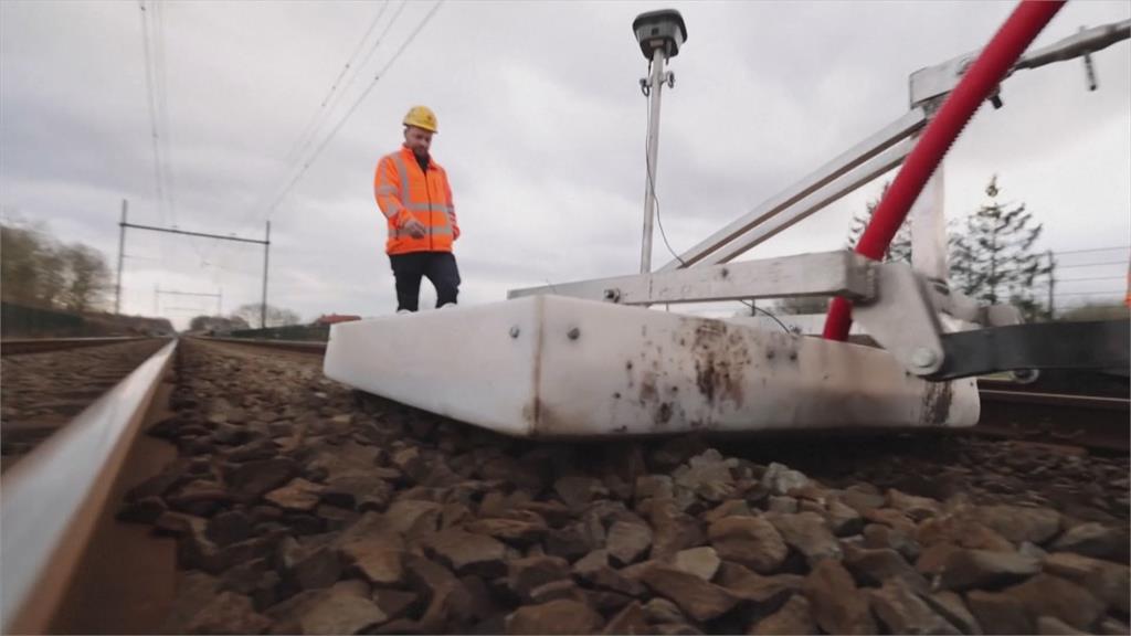 軌道下地基遭掏空 荷蘭野生獾闖禍鐵路大停擺 軌道下被當風水寶地 野生獾築巢掏空地基鐵路大停擺
