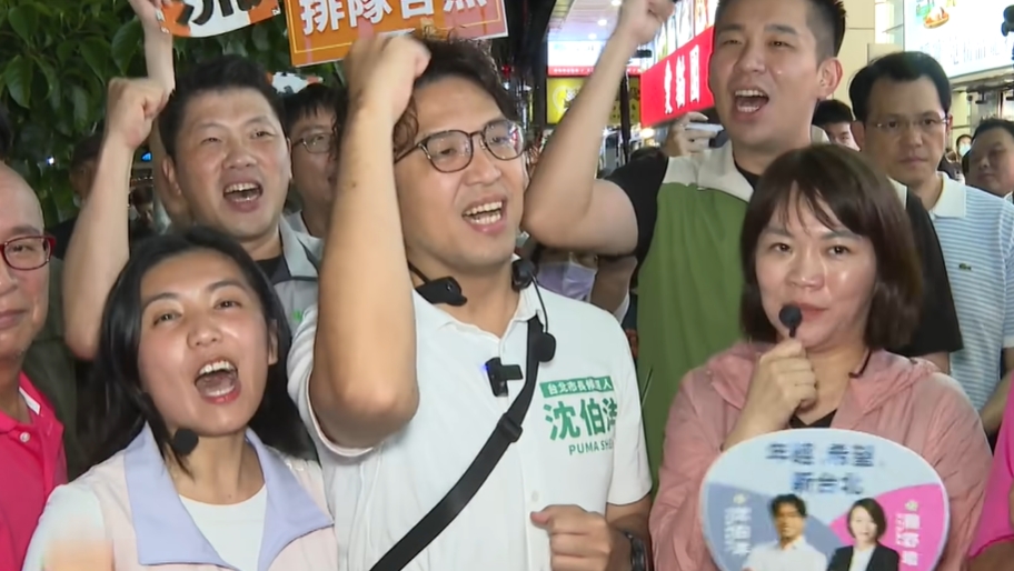 沈伯洋直搗「深藍票倉」拜票！夜市攤商感動曝：這2年人潮最多的1天