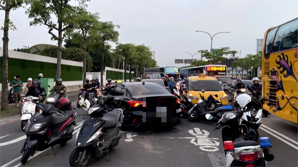 汽車切換車道釀連環撞 15車損壞2人受傷