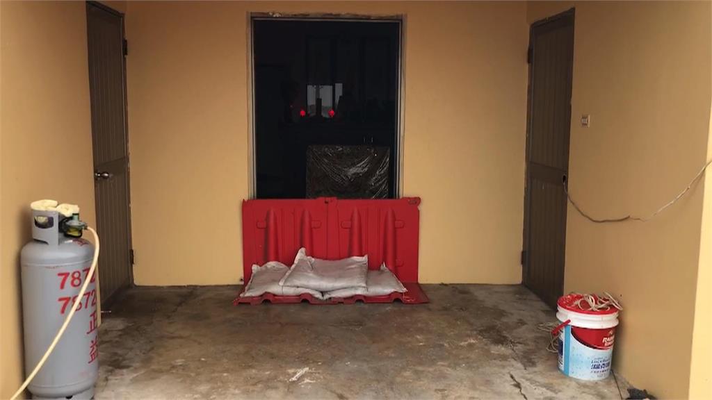 鳳凰颱風恐從嘉義沿海登陸 屋主「憂悲劇重演」急請師傅修繕屋頂