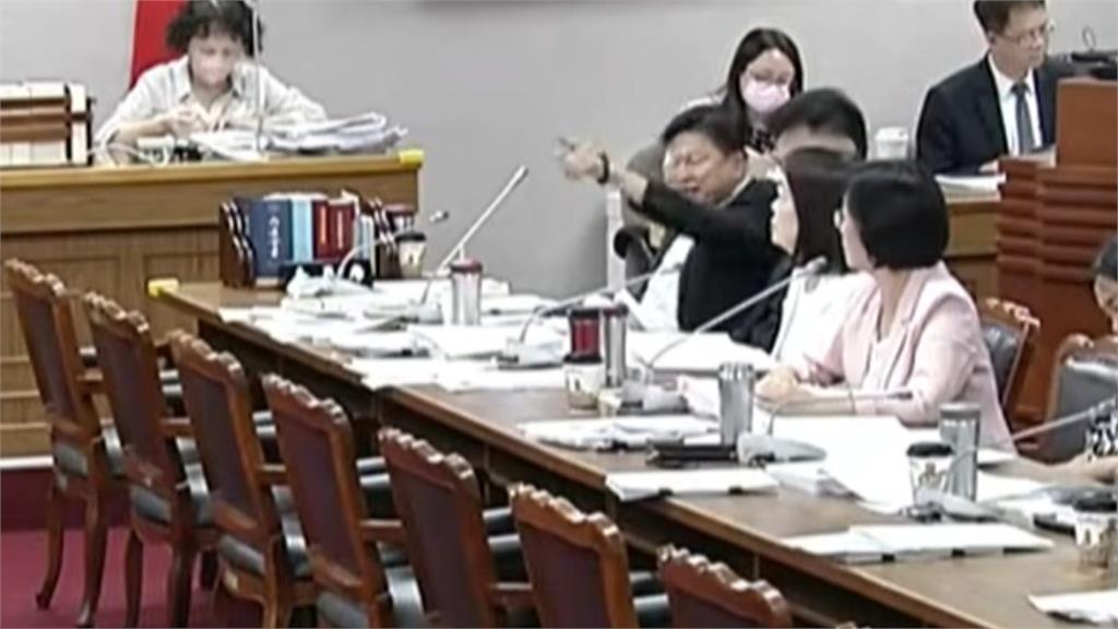 翁曉玲為發言權爭論　韓國瑜怒問：這會還要不要開？