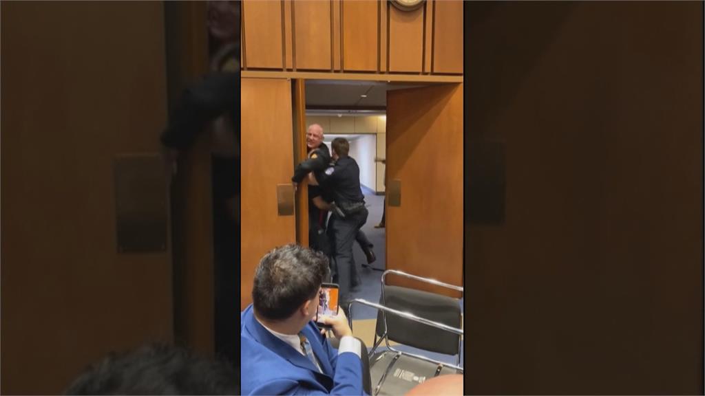 美退役男闖國會反戰 被保全拖離現場「手臂骨折」