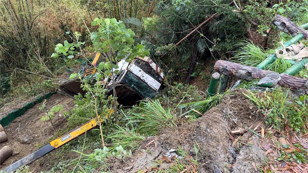 操作不當?土石鬆動? 南投吊車滑落邊坡 駕駛受困不治