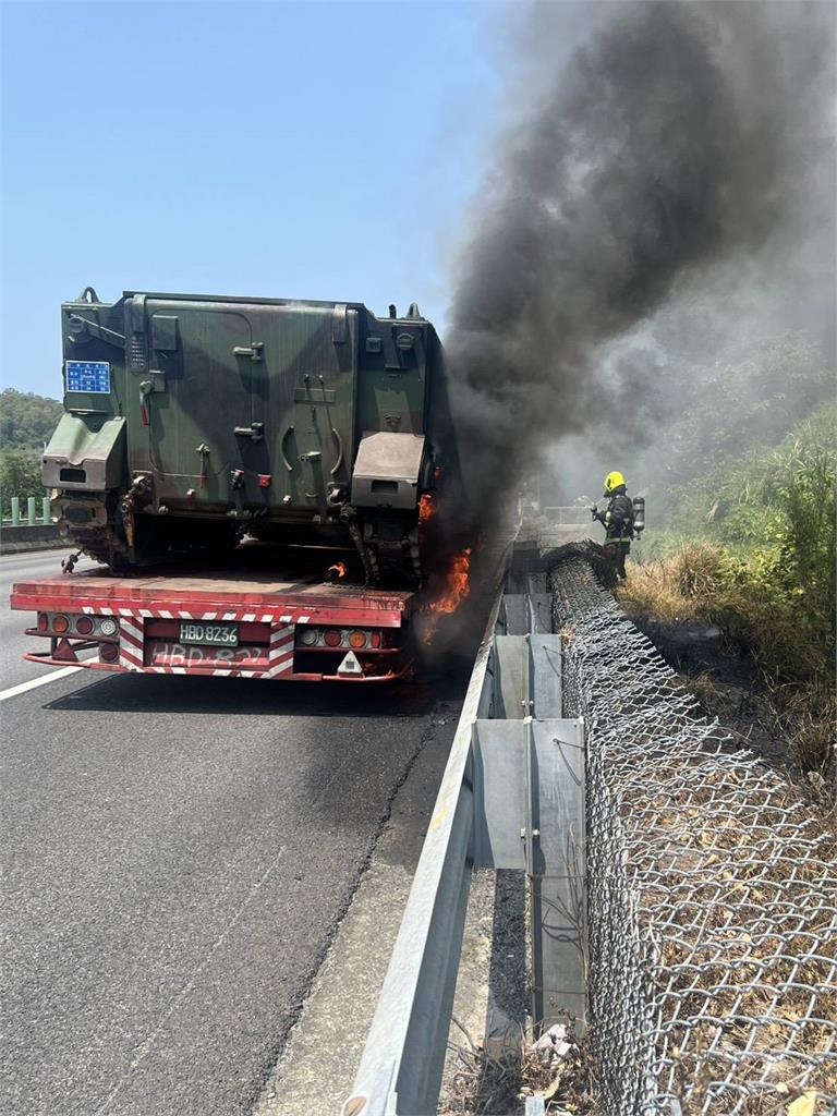 快新聞／國3驚魂！拖板車載2國軍裝甲車不斷冒濃煙　驚險畫面曝