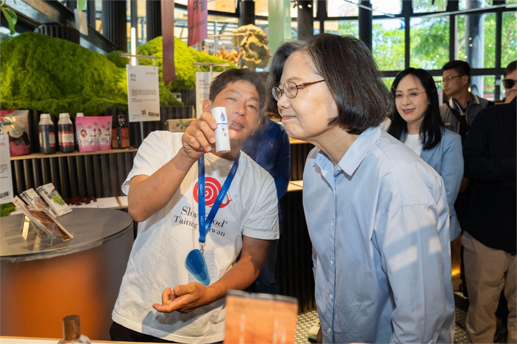 蔡英文前總統參訪2026台東博覽會 饒慶鈴陪同走訪未來超市及熱氣球館
