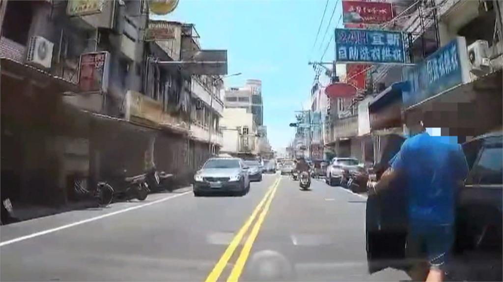 駕駛開車門擊落女騎士 險遭遊覽車輾過驚險畫面曝光