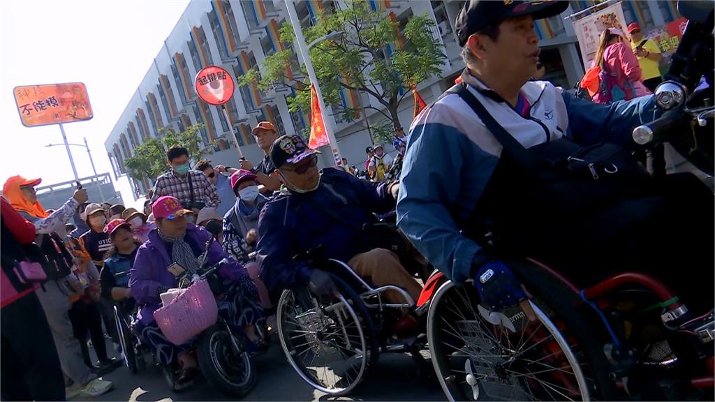 粉紅超跑白沙屯媽祖高雄遶境 信徒擠爆現場 等待鑽轎底