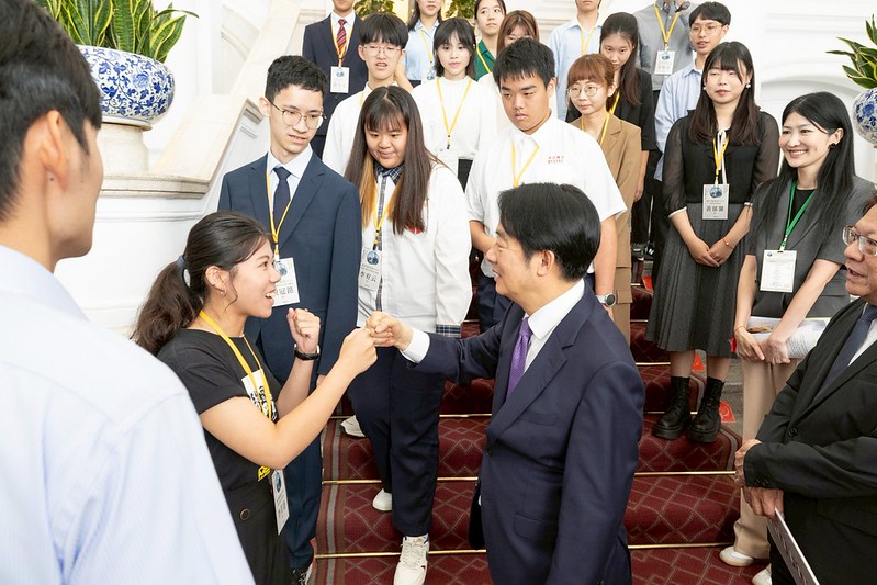 快新聞/接見圓夢基金獲選青年代表 賴清德:為孩子裝上逐夢翅膀