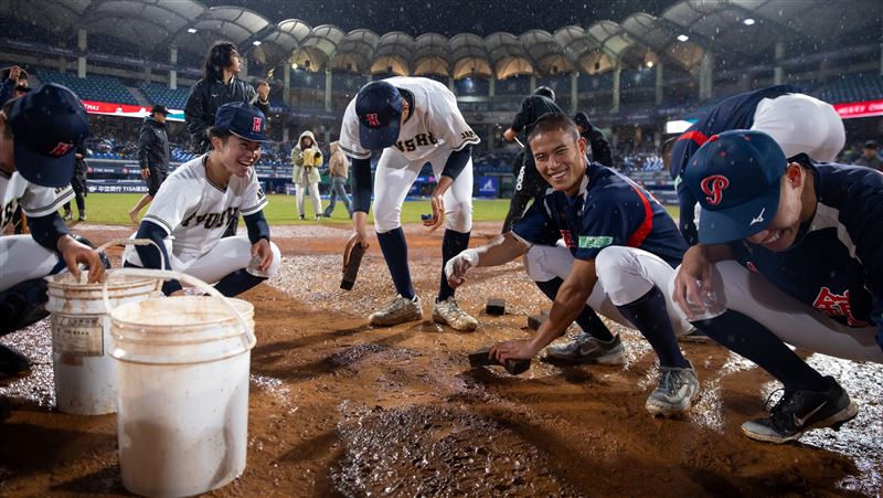 棒球／超越勝負的感動！台日高中生吸水清場地「聊韓國女團」！周思齊也下場幫忙