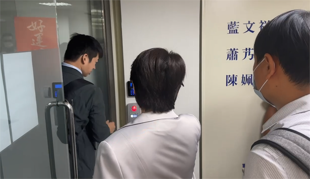 快新聞/檢調一早衝台玻大樓搜索柯辦 黃珊珊、許甫趕赴現場開門