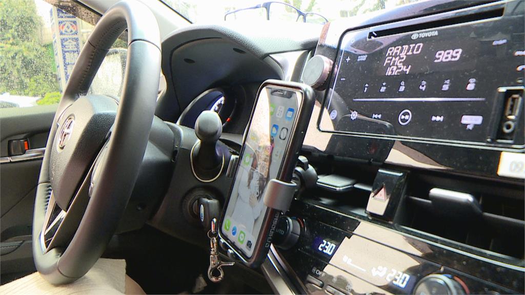 開車手機放手機架上使用不罰　外界盼修法