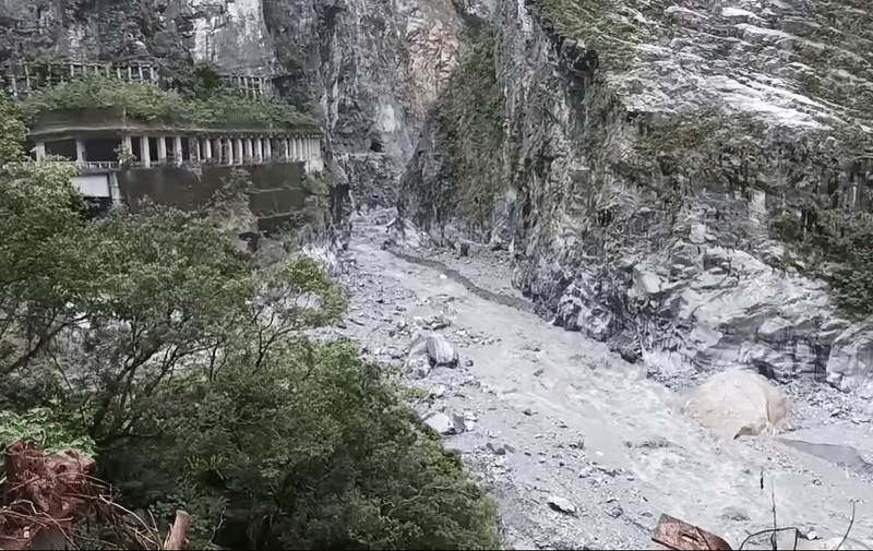 燕子口堰塞湖崩解「大量泥流衝出」!中橫靳珩隧道西口「蒂芬妮藍湖」完全消失