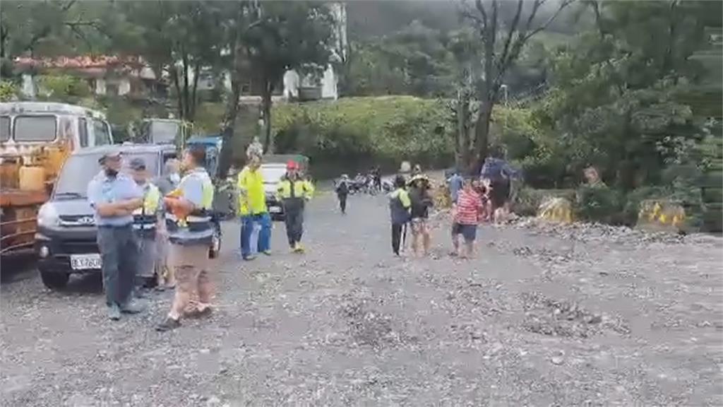 高雄明霸克露橋斷500人受困 國軍運送物資