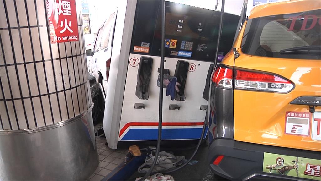 衰!恍神男開車逆向衝撞加油站 波及3車釀一人傷