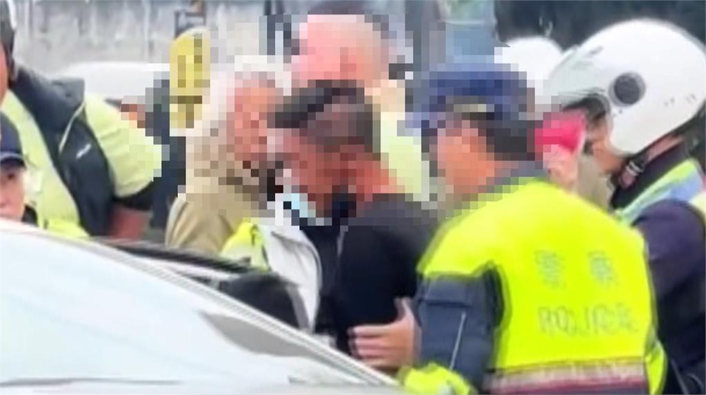 屏東遶境醉漢放炮滋事　警制止被揪住衣領不放