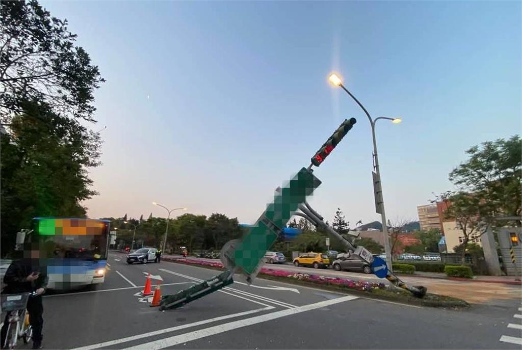 快新聞/扯!北市男酒駕自撞 南港道路「號誌桿遭撞斷」畫面曝